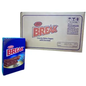 صورة لشوكولاتة بريك فينغرز (Break Fingers) الحجم الكبير 25 غرام، تظهر العبوة الزرقاء الكلاسيكية المعروفة بجانب كرتون العرض المخصص للبيع بالجملة. 