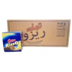 صورة لشوكولاتة بريك ريزو (Break Rizzo) الحجم الكبير 28 غرام، تظهر العبوة الزرقاء والذهبية الجذابة بجانب كرتون التوزيع الذي يوضح تفاصيل حبيبات الأرز المنفوخ والويفر. 