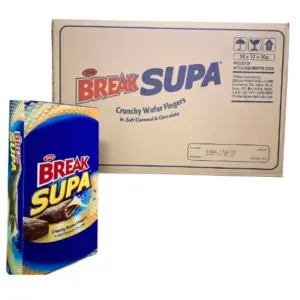 صورة لشوكولاتة بريك سوبا الحجم الكبير 30 غرام، تظهر العبوة الزرقاء الجذابة بجانب كرتون عرض الجملة المخصص للتوزيع. 