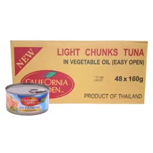 صورة لعلبة تونا كاليفورنيا (California Tuna) قطع فاتحة في زيت نباتي بوزن 160 جرام بجانب كرتون الشحن الأصلي الذي يحتوي على 48 علبة، تظهر شعار العلامة التجارية باللون الأحمر والذهبي.