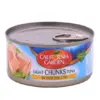 صورة لعلبة تونا كاليفورنيا (California Tuna) قطع فاتحة في زيت نباتي بوزن 160 جرام بجانب كرتون الشحن الأصلي الذي يحتوي على 48 علبة، تظهر شعار العلامة التجارية باللون الأحمر والذهبي.