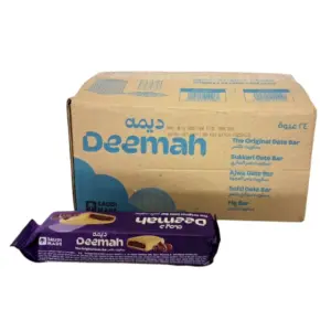 صورة لبسكويت ديمة بالتمر (Deemah Date Bars) بوزن 75 غرام بجانب كرتون عرض الجملة الذي يحتوي على 24 عبوة، تظهر التغليف الأرجواني والذهبي المميز.