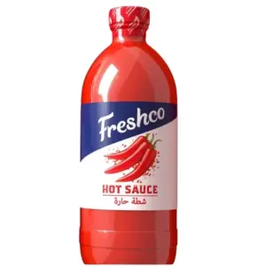 زجاجة شطة فريشكو الحارة بلونها الأحمر الزاهي مع شعار الفلفل الحار، بجانب كرتون الشحن المخصص للبيع بالتجزئة.