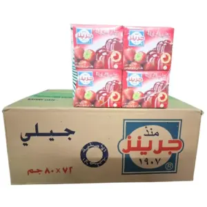 صورة تسويقية لجيلي جرينز بنكهة الفراولة بوزن 80 غرام، تظهر التغليف الأحمر الجذاب للعلبة الفردية وكرتون الشحن المخصص للبيع بالجملة.