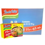 صورة لكرتون إندومي نكهة كاري دجاج باللونين الأصفر والأحمر، يظهر عبوات الـ 75 غرام الجاهزة للتحضير السريع والمريحة للتخزين.