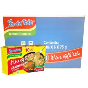 صورة لكرتون إندومي نكهة كاري دجاج باللونين الأصفر والأحمر، يظهر عبوات الـ 75 غرام الجاهزة للتحضير السريع والمريحة للتخزين.