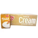 صورة لعبوة قشطة كي دي دي (KDD) السميكة بحجم 250 مل بجانب كرتون عرض الجملة الذي يحتوي على 24 قطعة، مثالية للحلويات والطبخ.