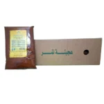 صورة لعجينة تمر خماش الطبيعية 100% بوزن 1 كجم بجانب كرتون عرض الجملة الذي يحتوي على 12 عبوة، مناسبة للمخبوزات والحلويات الصحية.