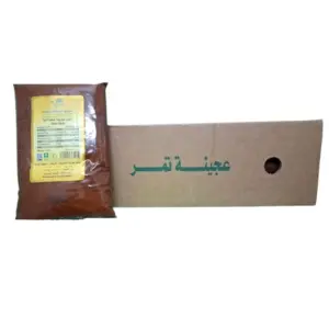 صورة لعجينة تمر خماش الطبيعية 100% بوزن 1 كجم بجانب كرتون عرض الجملة الذي يحتوي على 12 عبوة، مناسبة للمخبوزات والحلويات الصحية.