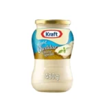 صورة لزجاجة جبنة شيدر كرافت القابلة للدهن بحجم 480 غرام، تظهر الملصق الأزرق والأصفر الشهير للعلامة التجارية والتغليف الزجاجي المتميز.