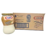 صورة لزجاجة جبنة شيدر كرافت القابلة للدهن بحجم 870 غرام بجانب الكرتون الأصلي الذي يحتوي على 6 زجاجات، تظهر تفاصيل العلامة التجارية والتغليف العائلي الكبير.