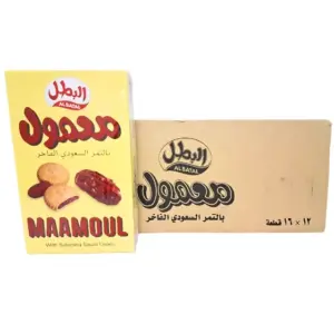 صورة لعلبة وكرتون معمول البطل الصغير المحشو بالتمر، تبرز التغليف التراثي المميز باللونين الأصفر والبني مع قطع المعمول الهشة.