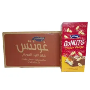 صورة تسويقية لكرتون شوكولاتة بيكاديلي غونتس (GoNuts) باللون الأحمر، يظهر العبوة الخارجية وقطعة شوكولاتة مقسومة تبرز حشوة الفول السوداني والمكسرات.
