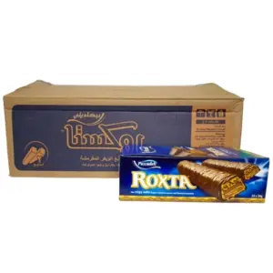 صورة لكرتون شوكولاتة بيكاديلي روكستا (Roxta) يحتوي على 12 عبوة، مع إظهار شكل قطعة الشوكولاتة والويفر المقرمش بالكراميل والمكسرات.
