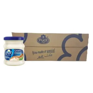 صورة لمرطبان جبنة بوك الكريمية القابلة للدهن بحجم 130 غرام بجانب كرتون عرض الجملة الأصلي الذي يحتوي على 24 عبوة.