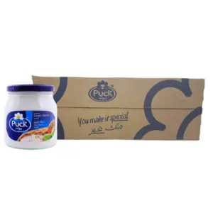 صورة لمرطبان جبنة بوك الكريمية القابلة للدهن بحجم 500 غرام بجانب كرتون التغليف الأصلي الذي يحتوي على 6 عبوات.