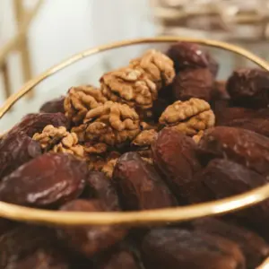 مكسرات وتمور